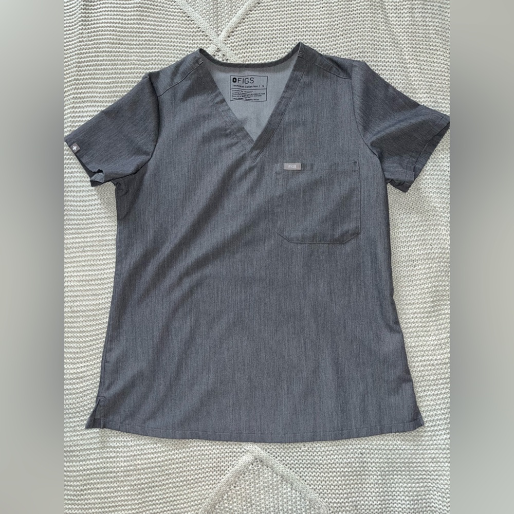 Figs Women's V-Neck Scrub Top in Charcoal Gray